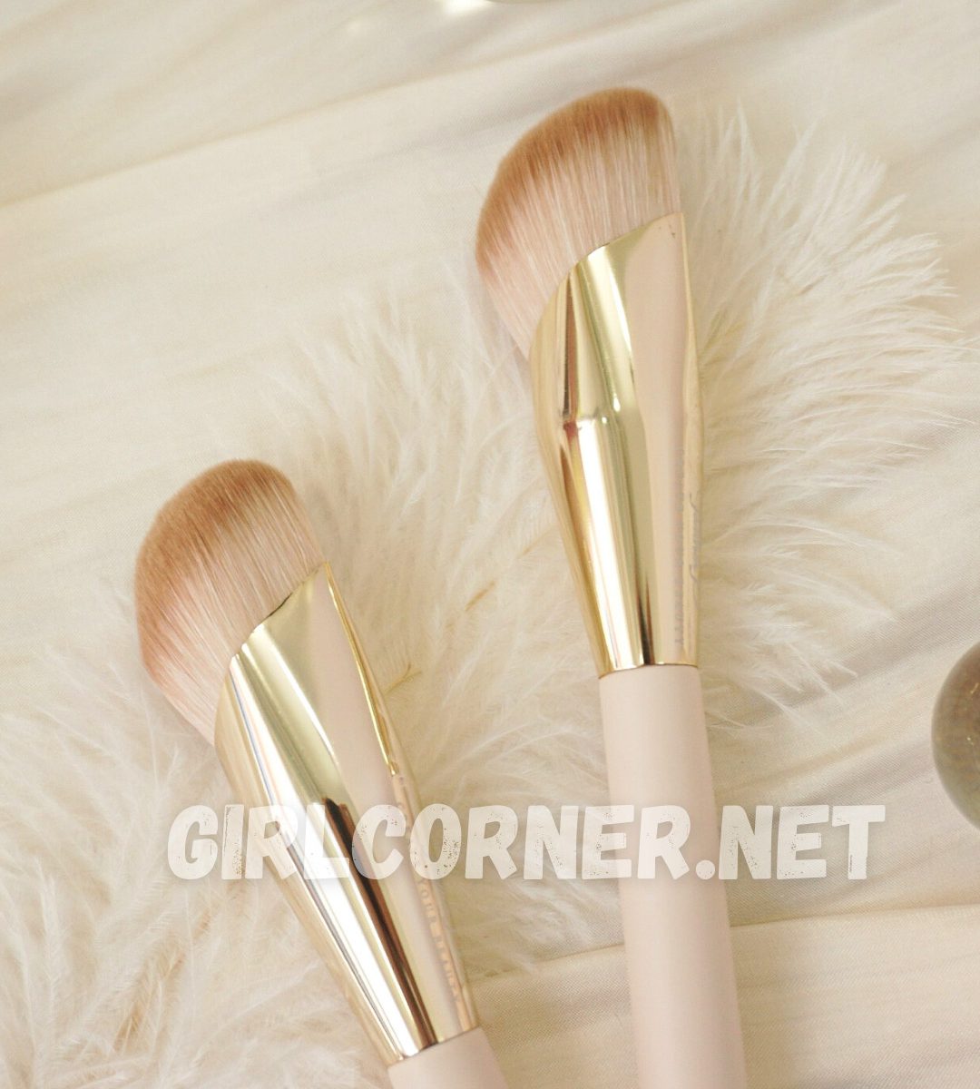 Feather B Foundation Brush vàng đồng (1)