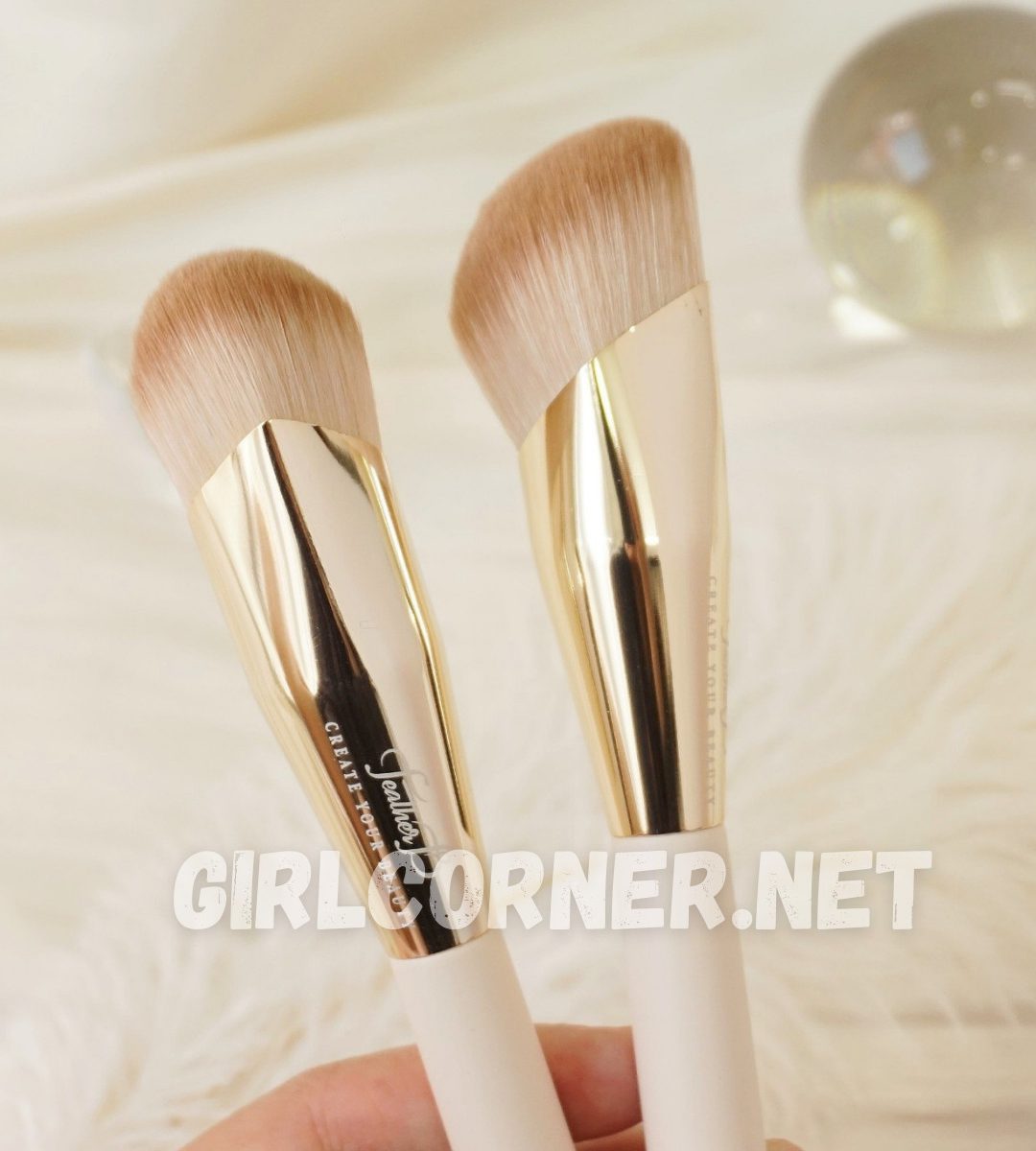 Feather B Foundation Brush vàng đồng (2)