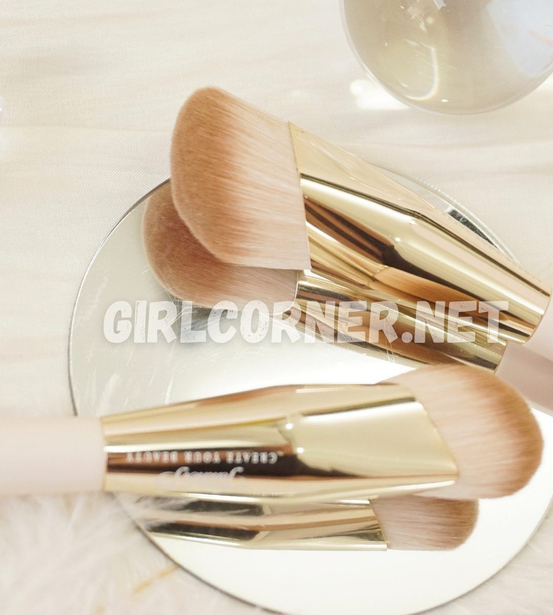 Feather B Foundation Brush vàng đồng (3)