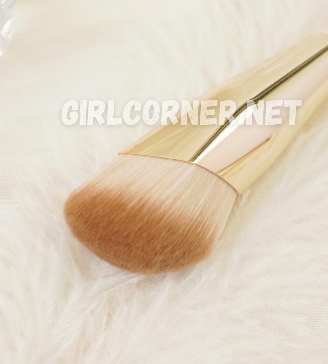 Feather B Foundation Brush vàng đồng (4)