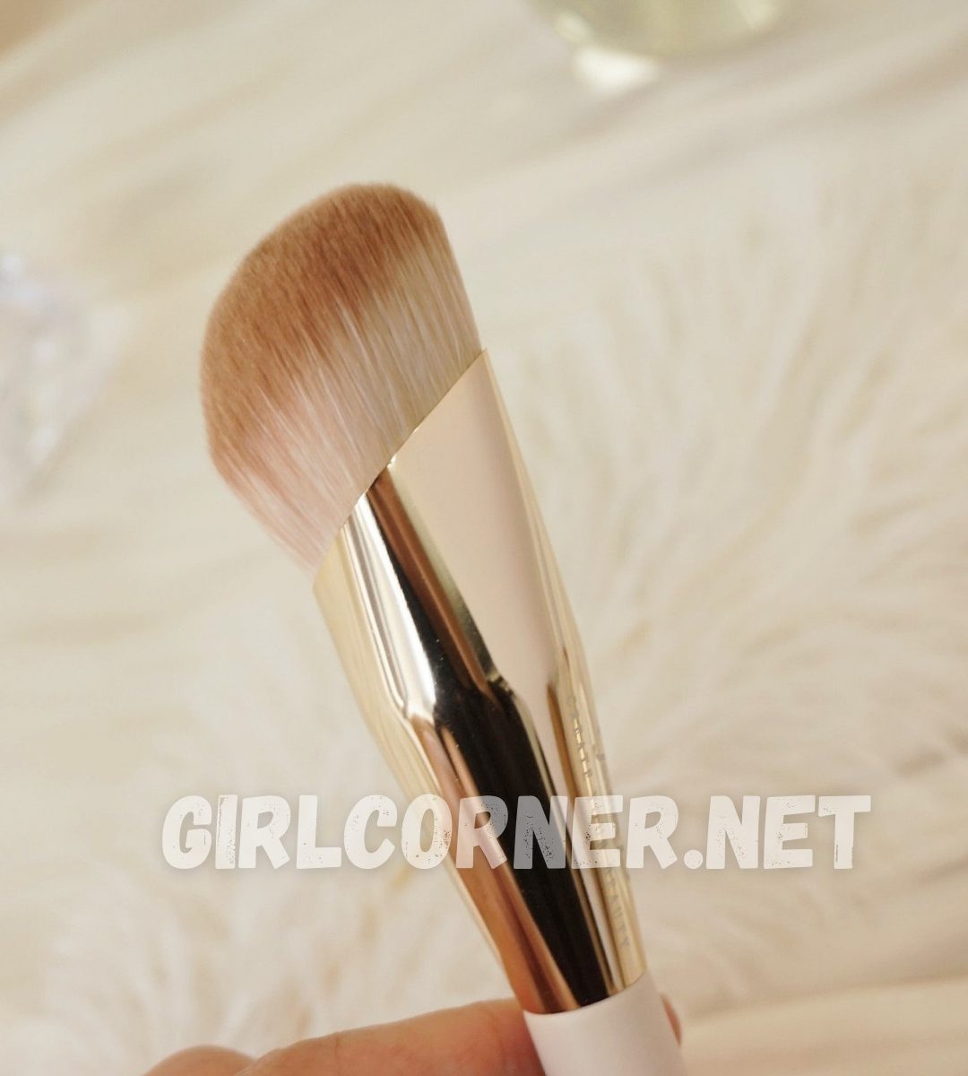 Feather B Foundation Brush vàng đồng (5)