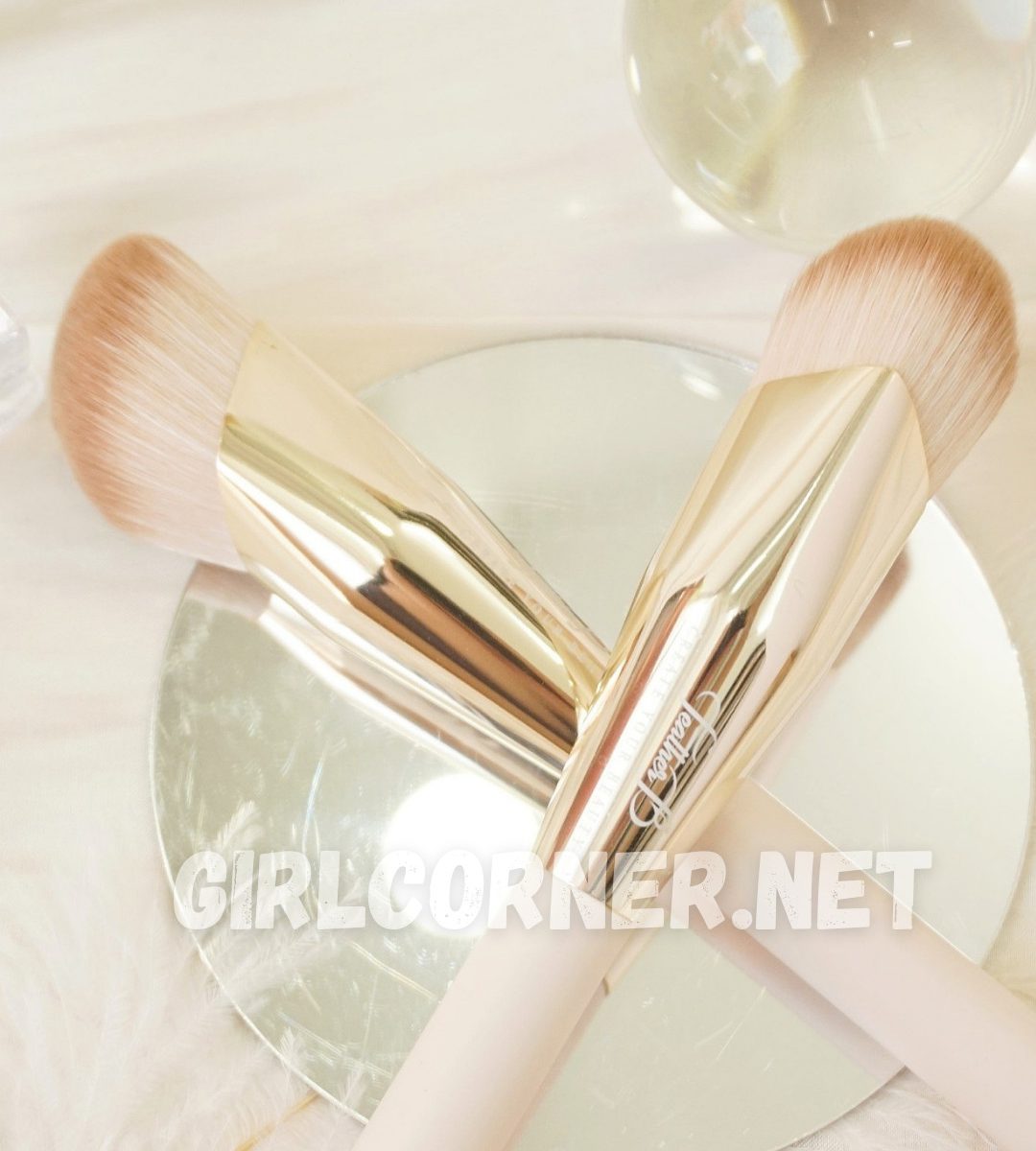 Feather B Foundation Brush vàng đồng (6)