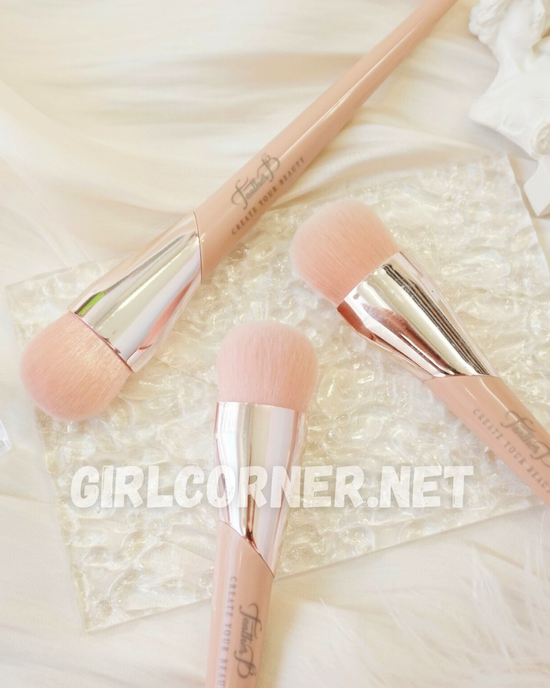 Cọ Nền Feather B Foundation Brush - Girl's Corner