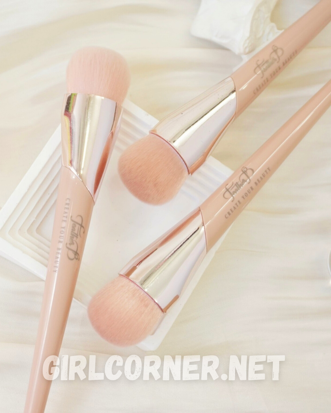 Cọ Nền Feather B Foundation Brush - Girl's Corner