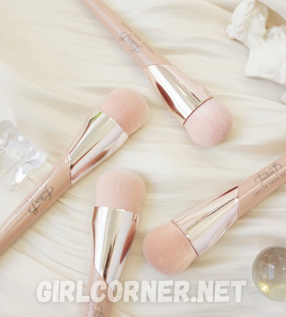 Cọ Nền Feather B Foundation Brush - Girl's Corner